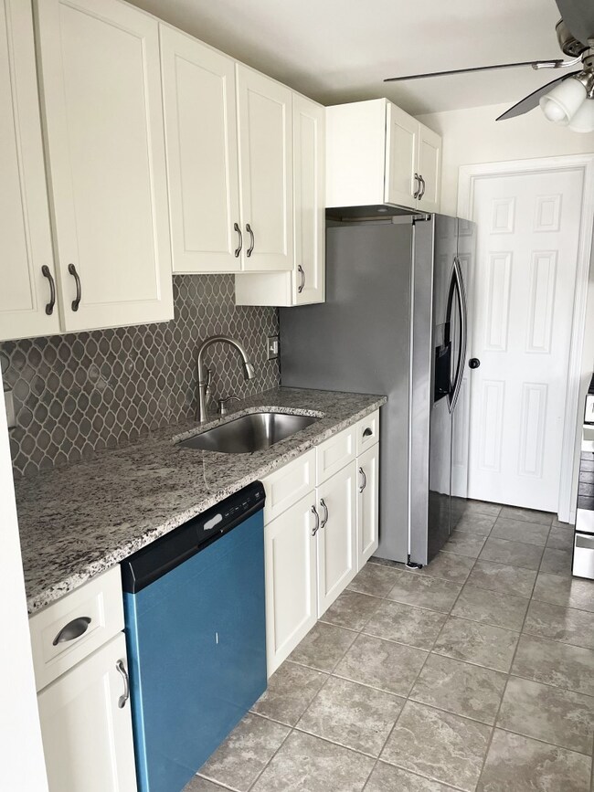 2105 Lancaster Cir unit 202B, Naperville, IL 60565 - photo 3