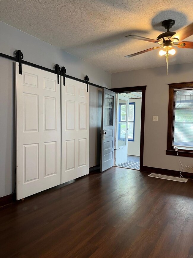 1118 W 8th St, Cedar Falls, IA 50613 - photo 4