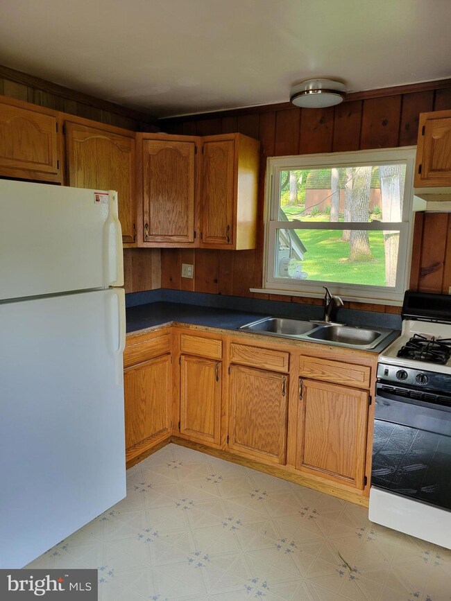 5694 Kraussdale Rd unit A, East Greenville, PA 18041 - photo 6