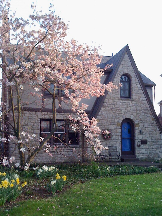 209 Winthrop Rd, Columbus, OH 43214 - photo 2