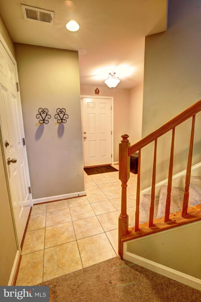 42275 St Huberts Place, Chantilly, VA 20152 - photo 2