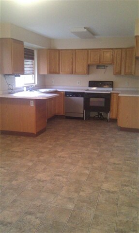 211 Division St, Brooklyn, WI 53521 - photo 4