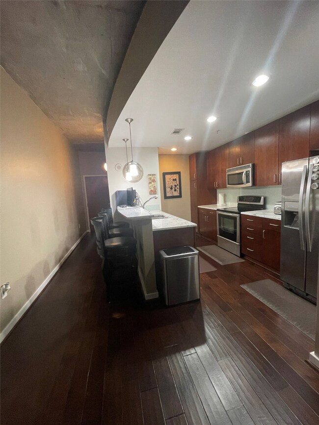 KITCHEN WITH BREAKFAST BAR