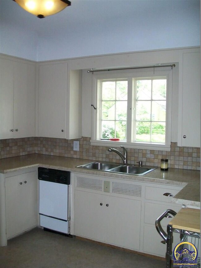 1843 SW Pembroke Ln, Topeka, KS 66604 - photo 5