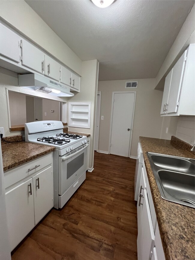 2400 5th St unit 8, Bay City, TX 77414 - photo 4