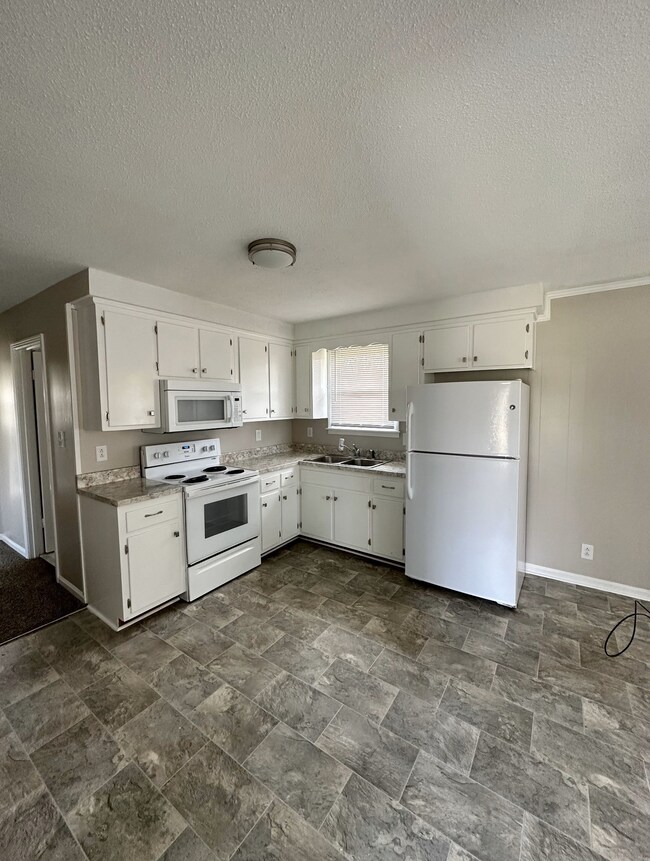 1422 Lakeview Rd, Clarksville, TN 37040 - photo 6