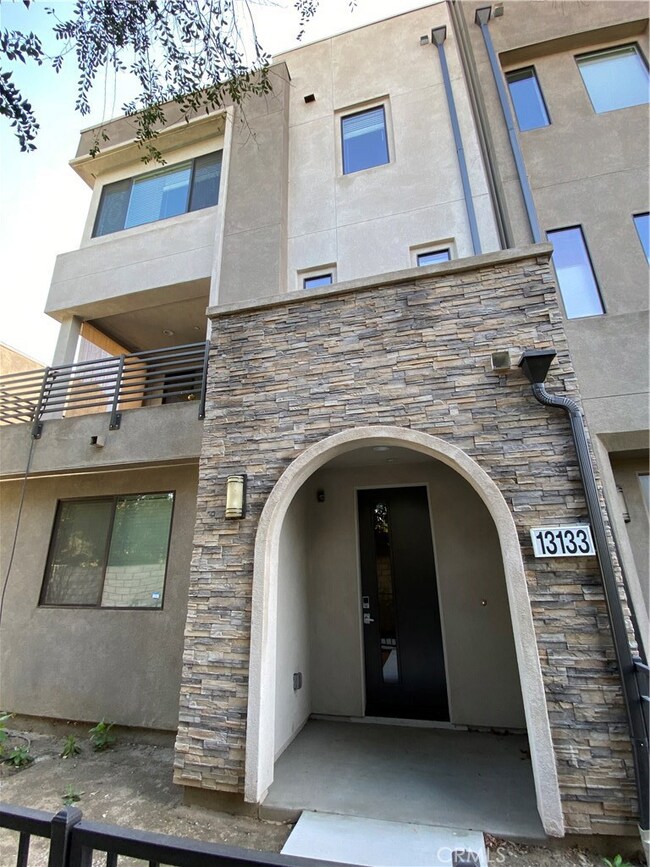 13133 W Lumina Way, Los Angeles, CA 91401 - photo 3