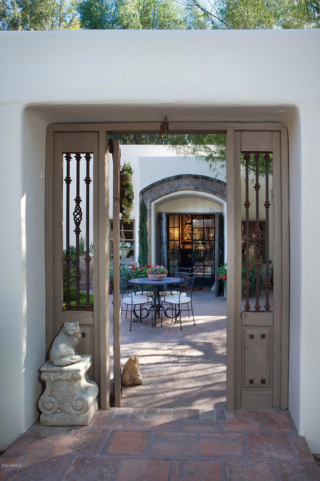 02_Front_Courtyard