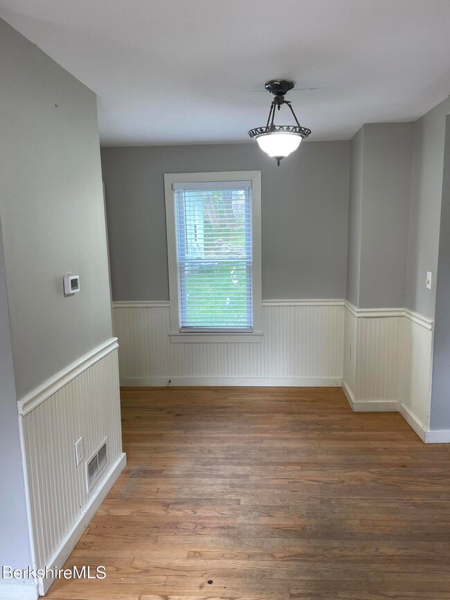 COZY DINING ROOM