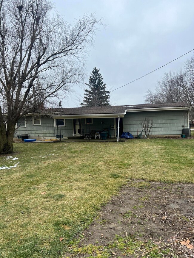 232 Renfrew Ct, Adrian, MI 49221 - photo 2