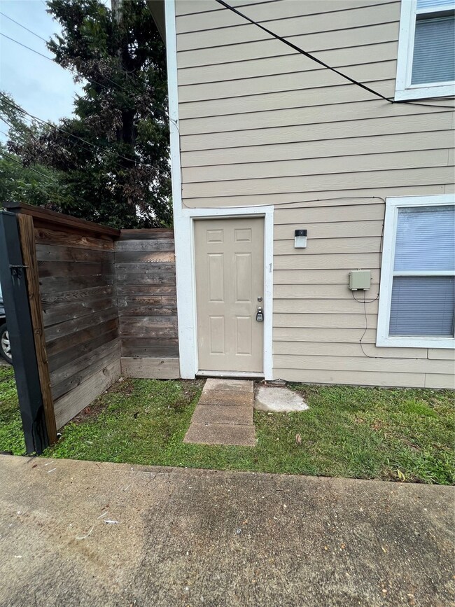 5606 Robertson St unit 1, Houston, TX 77009 - photo 2