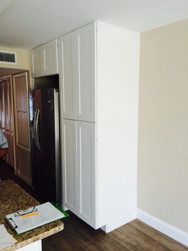 Large Pantry w/pullout shelves in Kit