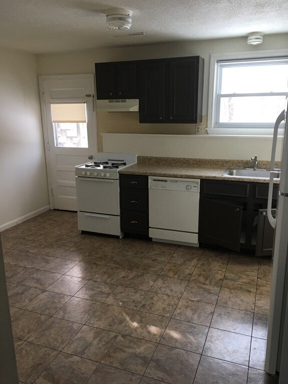 128 Cheryl Ln unit 1R, Holliston, MA 01746 - photo 2