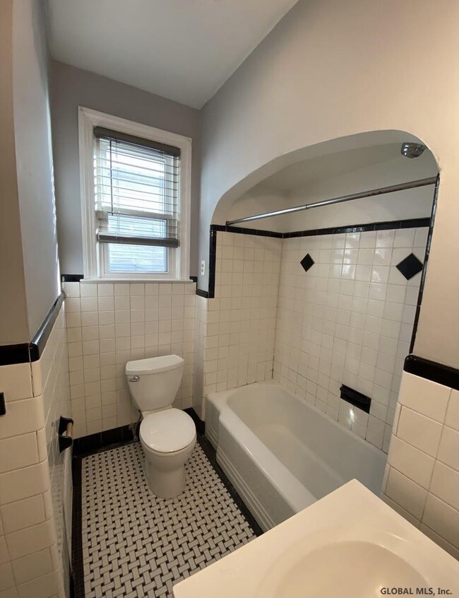 41 S Manning Blvd unit 2nd Floor Front, Albany, NY 12203 - photo 3