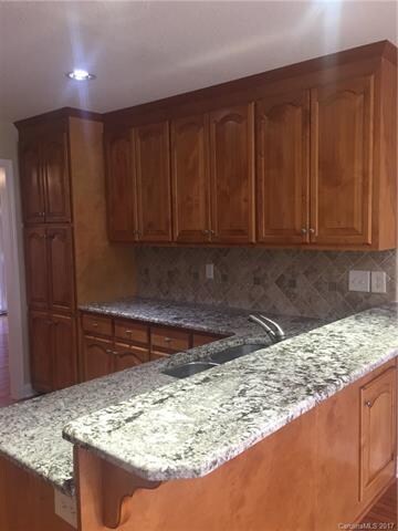 Kitchen with breakfast bar