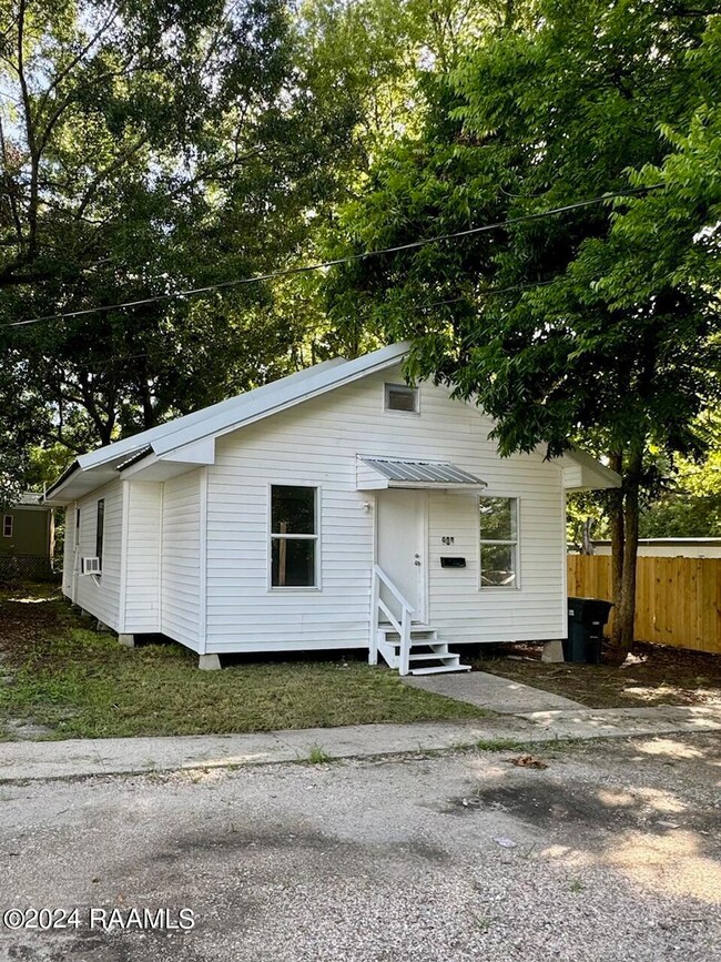 908 E Pershing St, New Iberia, LA 70560 - photo 2