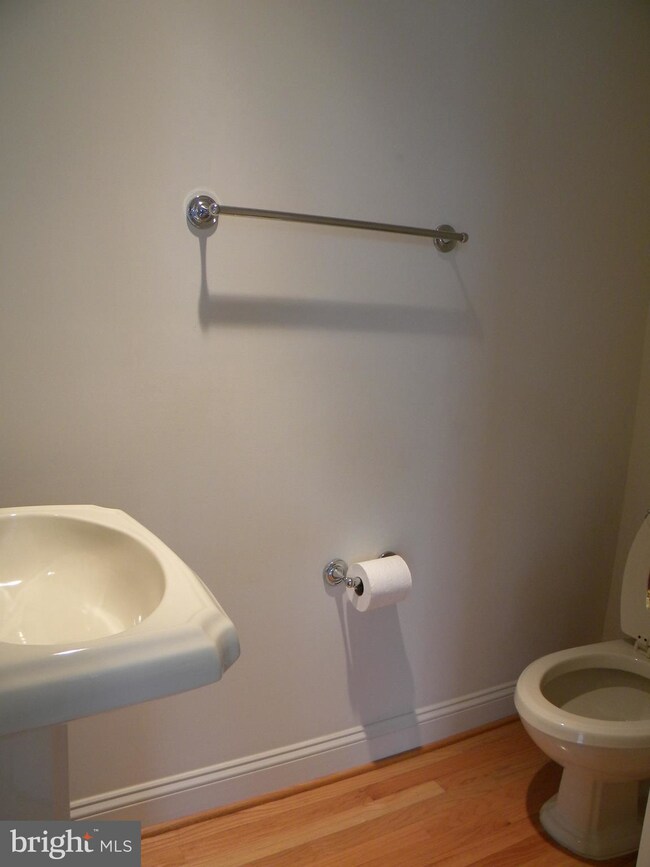 9982 Cyrandall Dr, Oakton, VA 22124 - photo 6