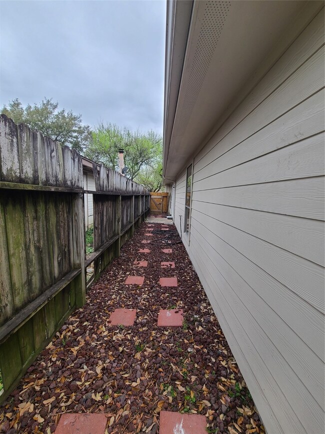 11012 Tridens Ct, Houston, TX 77086 - photo 5