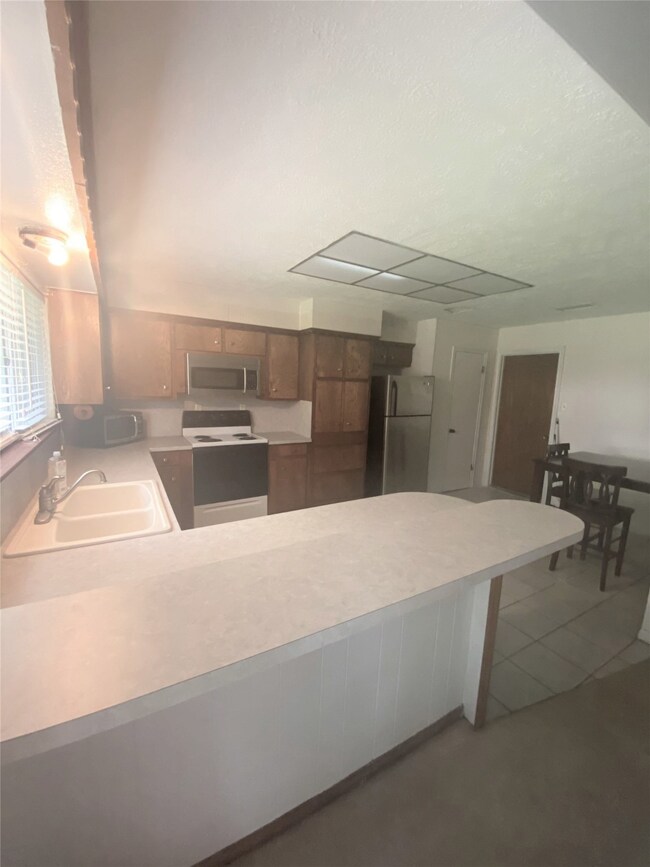 10315 Kirkhill Dr, Houston, TX 77089 - photo 3