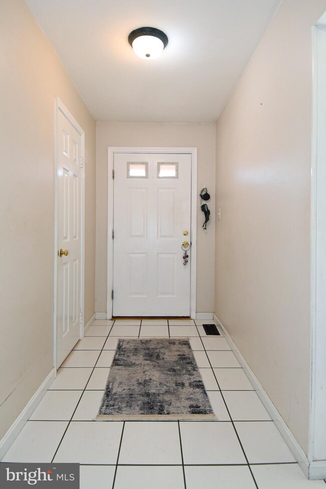 11531 Pine Cone Ct, Reston, VA 20191 - photo 2