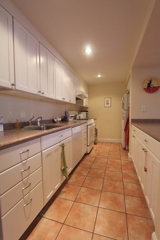 61 Linden St unit B, Brookline, MA 02445 - photo 3