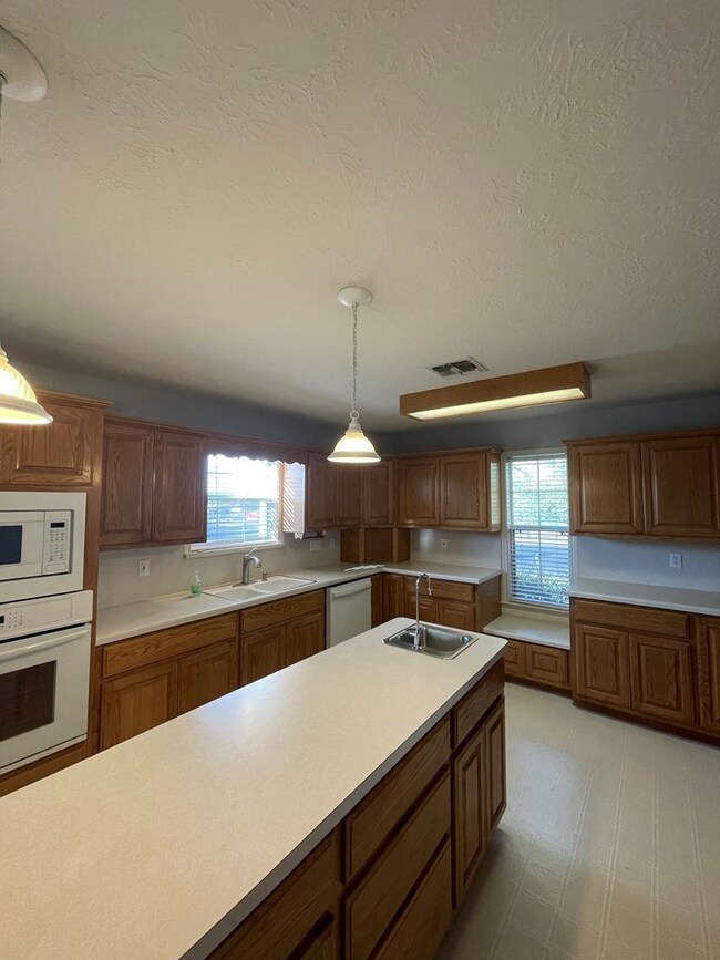 102 Frederick Rd, Fredericksburg, TX 78624 - photo 4