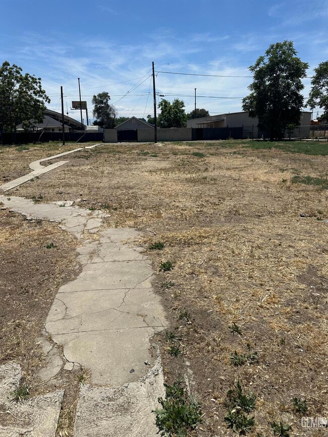 821 Kentucky St unit 823, Bakersfield, CA 93305 - photo 4