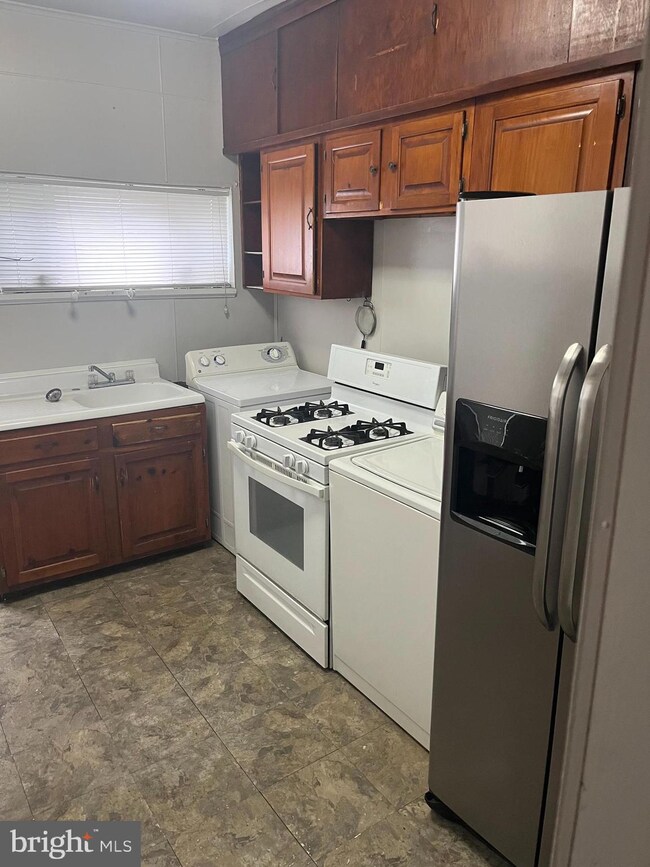 817 Line St, Camden, NJ 08103 - photo 3