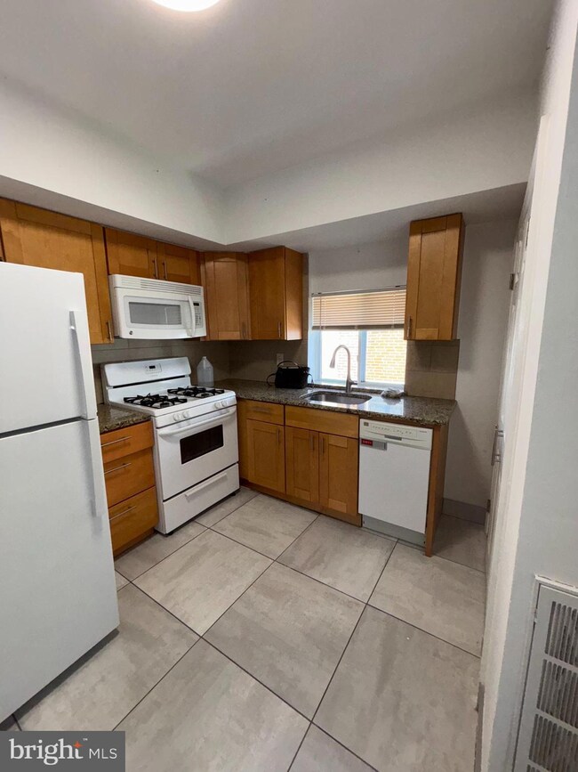 1221 Snyder Ave unit 2, Philadelphia, PA 19148 - photo 4