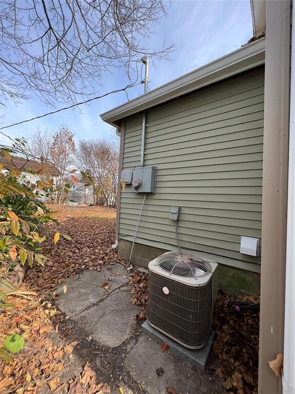 1124 W 3rd St, Anderson, IN 46016 - photo 3