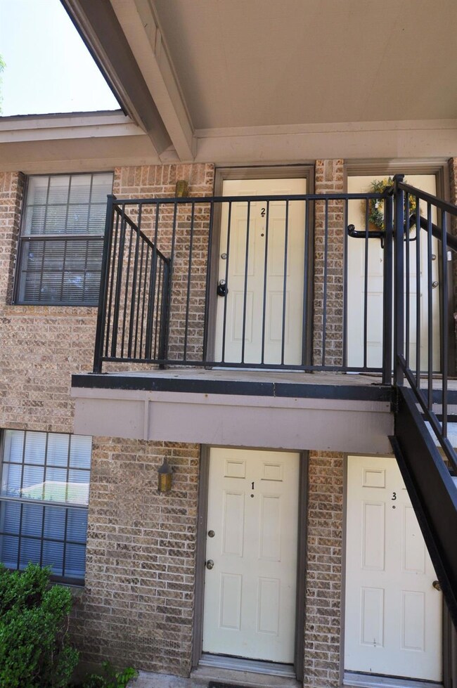 511 W Oak St unit 2, Weatherford, TX 76086 - photo 2