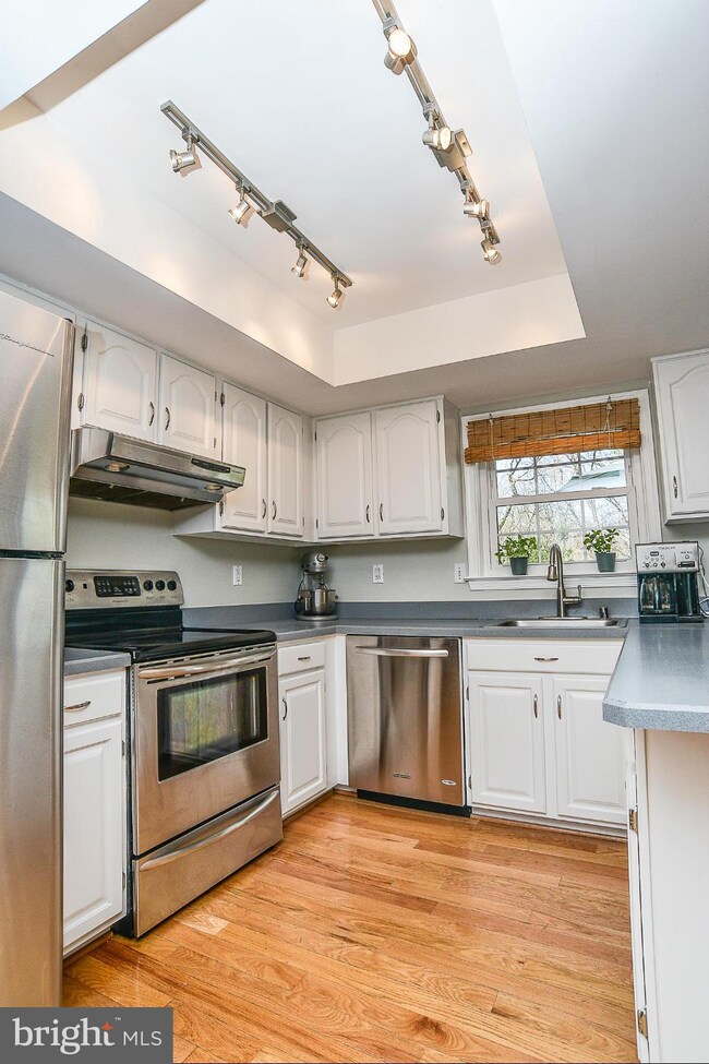 5734 Mason Bluff Dr, Burke, VA 22015 - photo 7