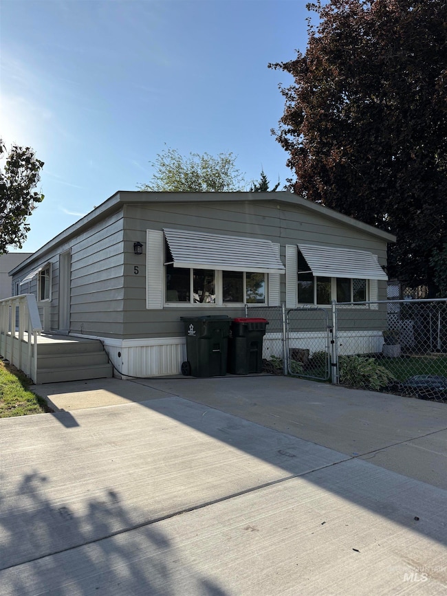 Manufactured / mobile home with a gate