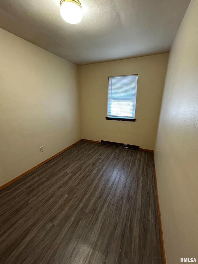 1102 Oxford Ave unit 7, Pekin, IL 61554 - photo 4