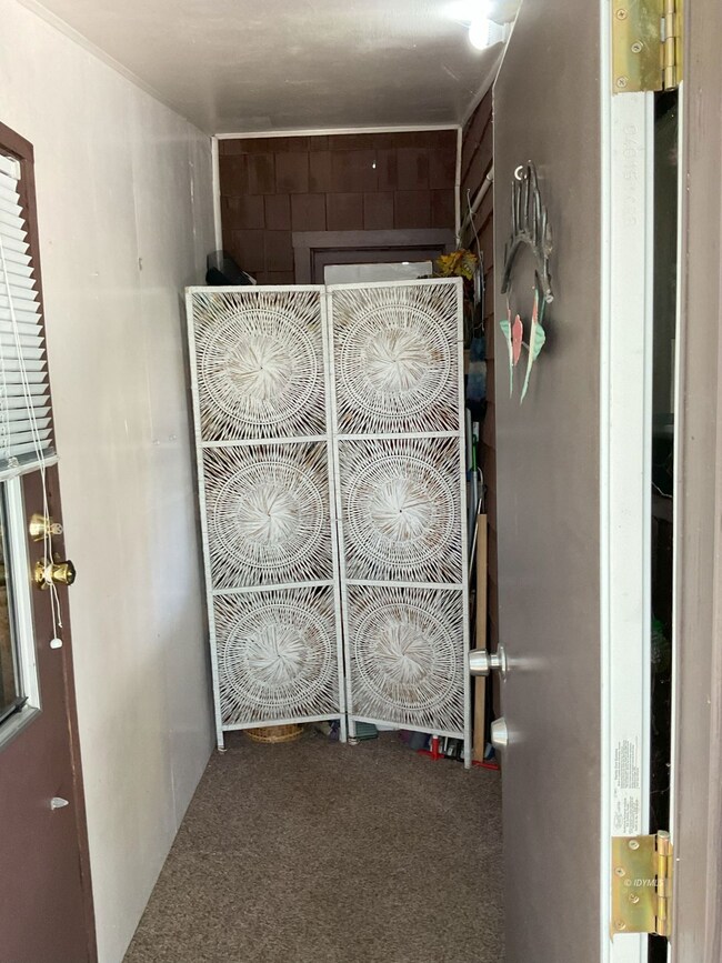 Entry foyer with storage screen
