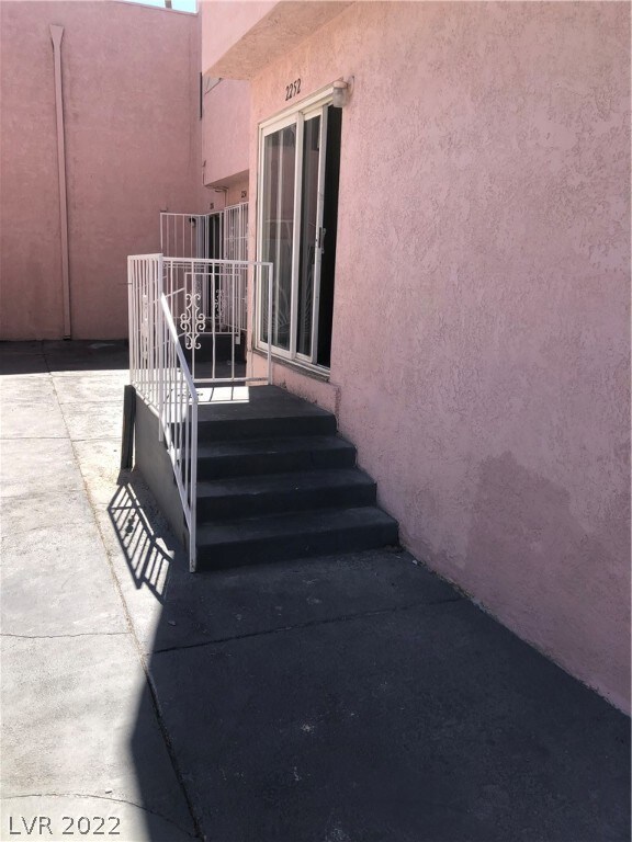 2252 E Desert Inn Rd, Las Vegas, NV 89169 - photo 2