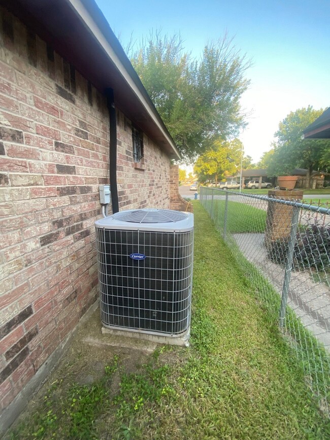 8823 Rutherford Ln, Houston, TX 77088 - photo 4