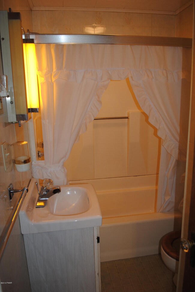 28 Stanton St, Honesdale, PA 18431 - photo 4