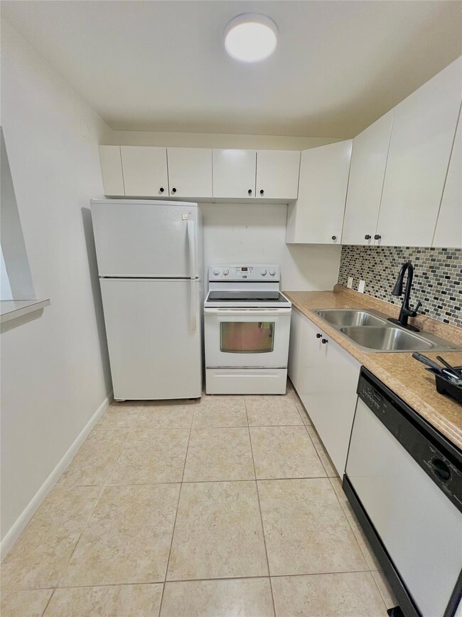 129 Mansfield D unit 129, Boca Raton, FL 33434 - photo 2