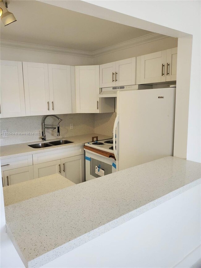 296 Camden M, West Palm Beach, FL 33417 - photo 2