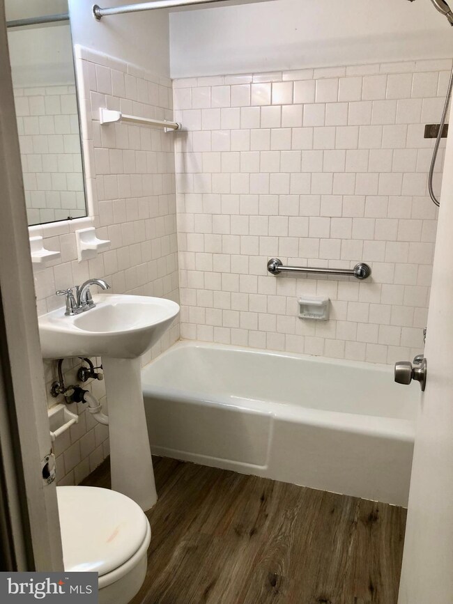 3874 Lyndhurst Dr unit 101, Fairfax, VA 22031 - photo 6