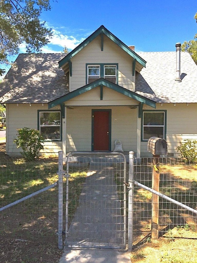 839 SW Cascade Ave, Redmond, OR 97756 - photo 2