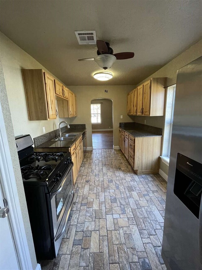 1105 W Chestnut Ave, Duncan, OK 73533 - photo 7