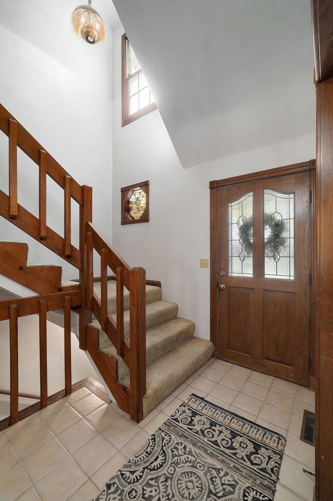 1091 E Highpoint St-7