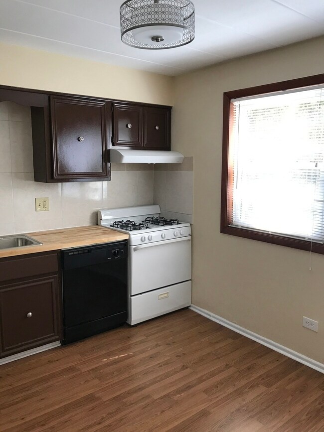 15W630 Lexington St unit 2A, Elmhurst, IL 60126 - photo 3