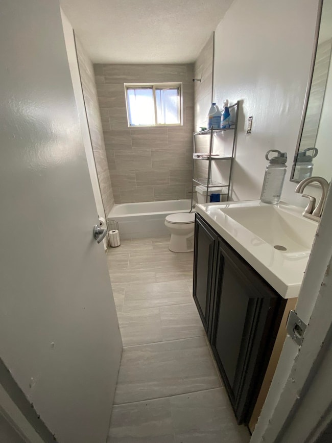 Full bathroom with vanity, tiled shower / bath com