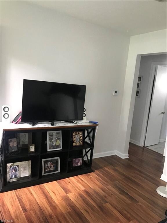 337 Thelma Dr, Sheffield Lake, OH 44054 - photo 3