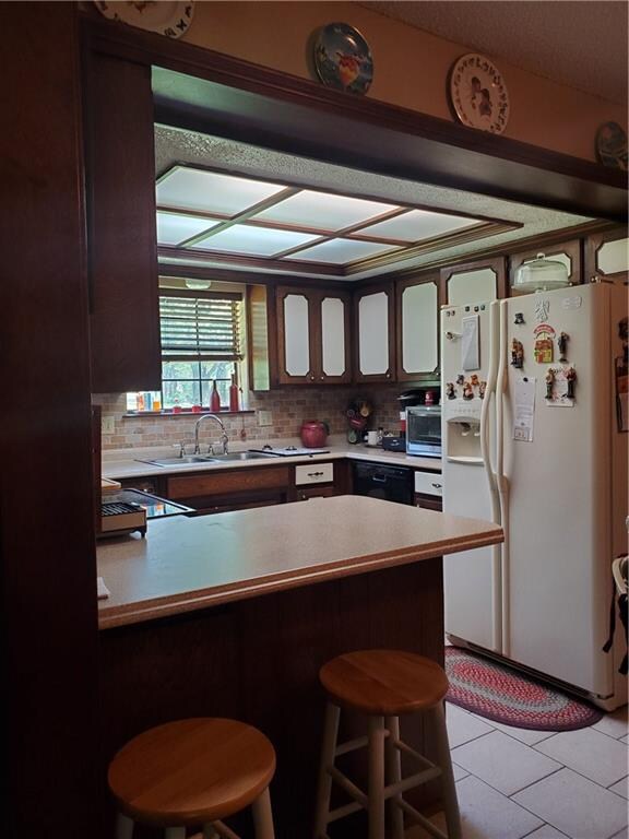 kitchen w breakfast bar