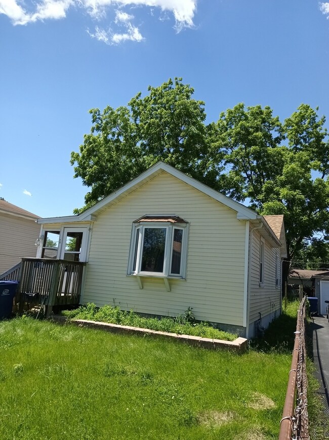 438 S Fulton Ave, Waukegan, IL 60085 - photo 5