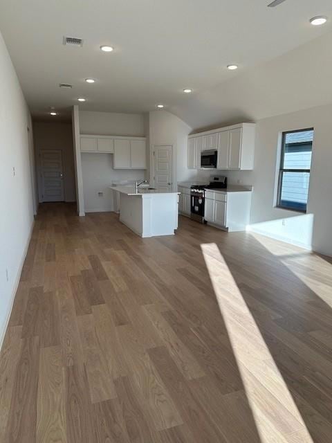 Kitchen with appliances with stainless steel fini